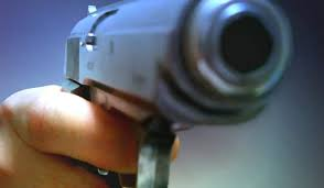 Policjanci z Komisariatu Policji w Nowej Dębie interweniując wobec grupy agresywnych osób użyli broni palnej. Emocji napastników nie ostudziły strzały ostrzegawcze, uspokoili się dopiero po oddaniu strzału w kierunku jednego […]