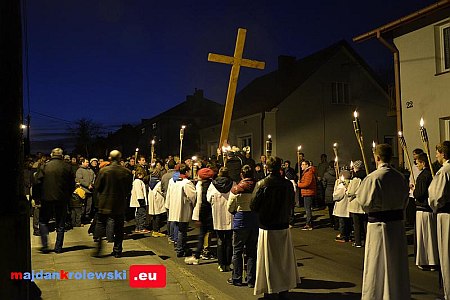 20 marca Licznie zgromadzeni wierni przeszli  Drogą Krzyżowa  ulicami Majdanu Królewskiego. Zobacz zdjęcia (kliknij poniżej)