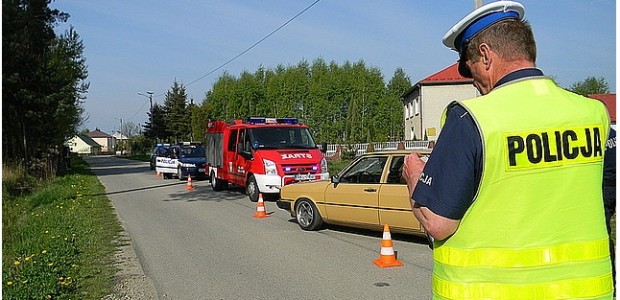 Policjanci z Kolbuszowej wyjaśniają okoliczności wypadku, do jakiego doszło dziś rano w Brzostowej Górze (gmina Majdan Królewski). Kierowca audi wjechał w grupę dzieci czekających na autobus. Dwóch 15-latków trafiło do […]