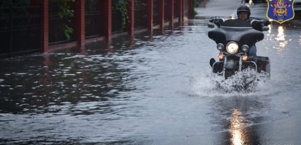 Strażacy-ratownicy z OSP Majdan Królewski interweniowali dzisiaj trzykrotnie w związku z usuwaniem skutków gwałtownej ulewy z silnym wiatrem, która przeszła przez naszą miejscowość. Działali na drodze krajowej  nr 9 gdzie […]