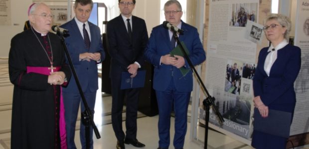 2018.01.25 Sejm RP Otwarcie wystawy „In nomine Domini. Kardynał Adam Kozłowiecki SJ (1911-2007)” Zobacz film z uroczystości Otwarcia wystawy „In nomine Domini. Kardynał Adam Kozłowiecki SJ (1911-2007)” w Sejmie RP w dniu 25 stycznia 2018 r.