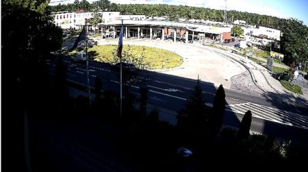 Kamera z widokiem na dworzec PKS i Biedronkę w Nowej Dębie