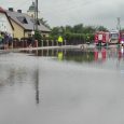 Strażacy-ratownicy z OSP Majdan Królewski interweniowali dzisiaj w związku z usuwaniem skutków gwałtownej ulewy, która przeszła przez naszą miejscowość. Działali na drodze krajowej  nr 9 gdzie studzienki ściekowe nie nadążały […]