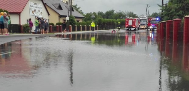 Strażacy-ratownicy z OSP Majdan Królewski interweniowali dzisiaj w związku z usuwaniem skutków gwałtownej ulewy, która przeszła przez naszą miejscowość. Działali na drodze krajowej  nr 9 gdzie studzienki ściekowe nie nadążały […]